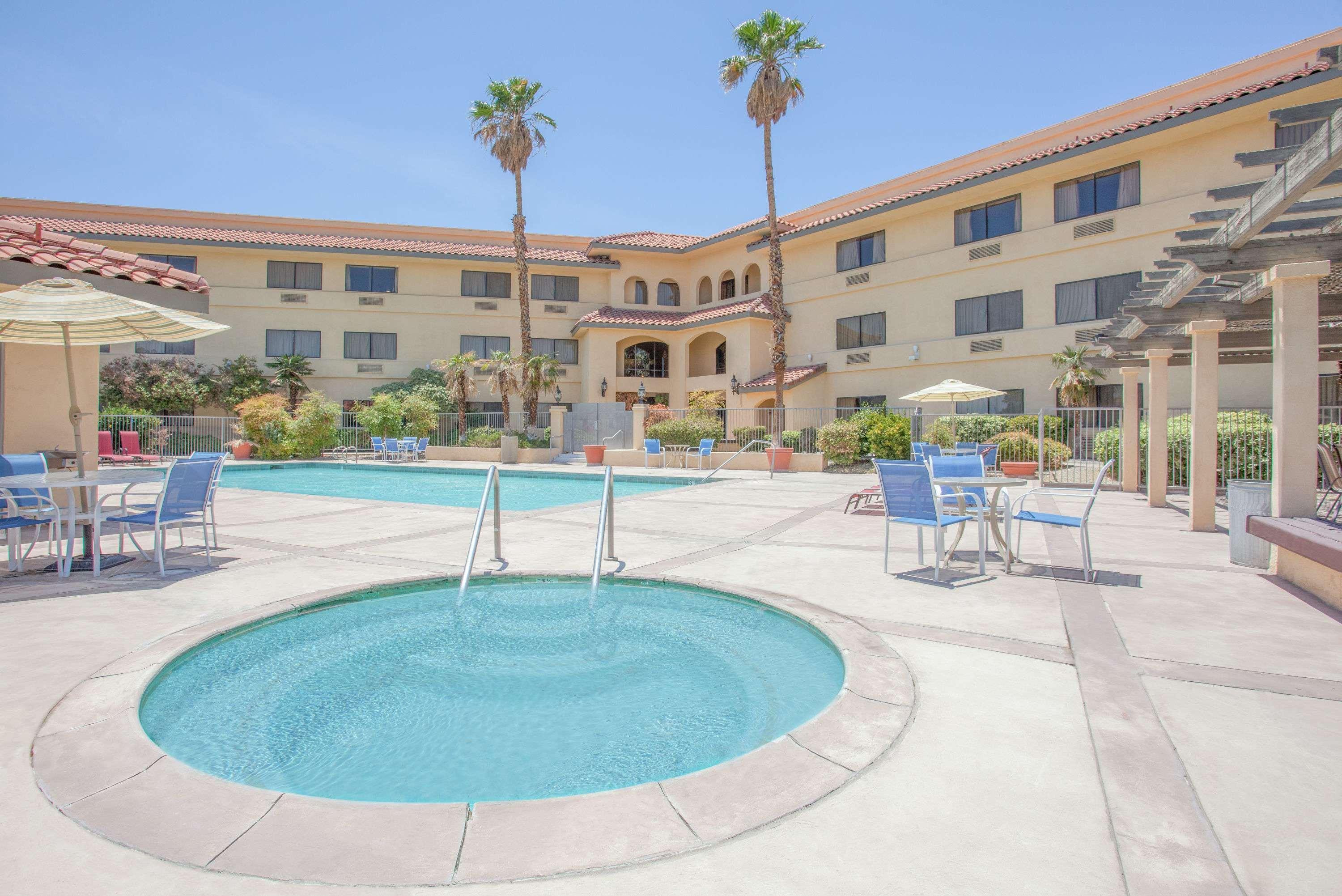 Ramada By Wyndham Barstow Hotel Kültér fotó